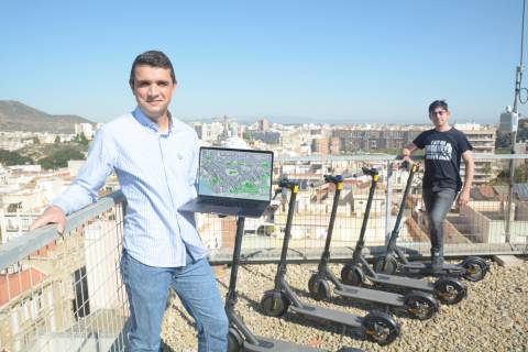 José Santa, con un portátil que muestra recorridos monitorizados, junto a Andrés Ruz y los patinetes y la antena instalada en el ELDI.